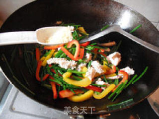 Seasonal Delicacies on The Table in Autumn-fried Squid with Pepper and Chives recipe