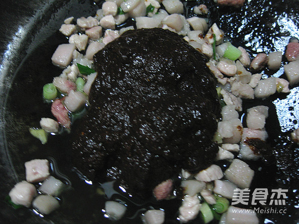Kidney Bean Diced Pork Noodles recipe