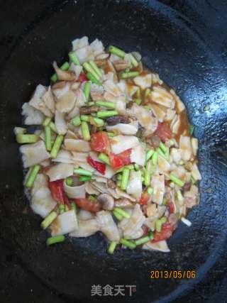 Stir-fried Noodles with Garlic Sprouts recipe