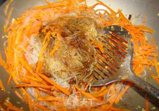 Stir-fried Noodles with Carrots recipe