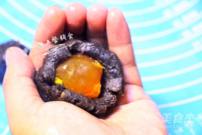 Egg Yolk Bean Paste Mooncakes recipe