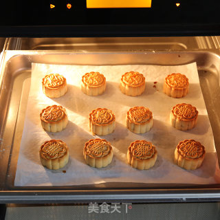 Traditional Mid-autumn Festival-mooncakes with Egg Yolk and Lotus Paste recipe