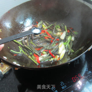 Stir-fried Mountain Fern with Garlic recipe
