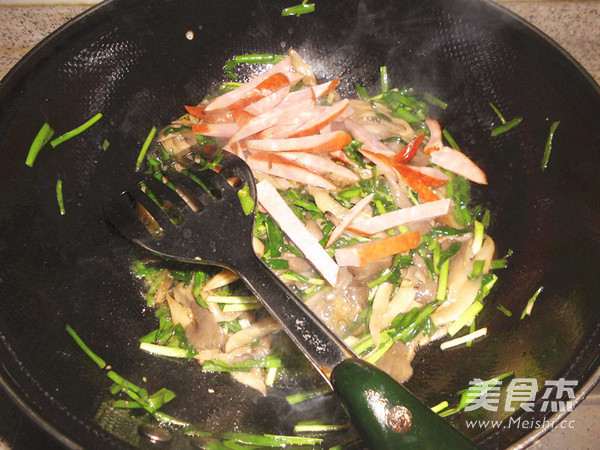 Stir-fried Leek with Fresh Mushrooms recipe