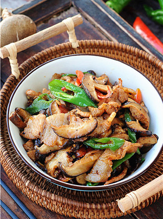 Stir-fried Pork with Double Pepper and Mushroom