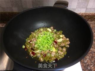 Stir-fried Beef Cubes with Soaked Cowpea recipe