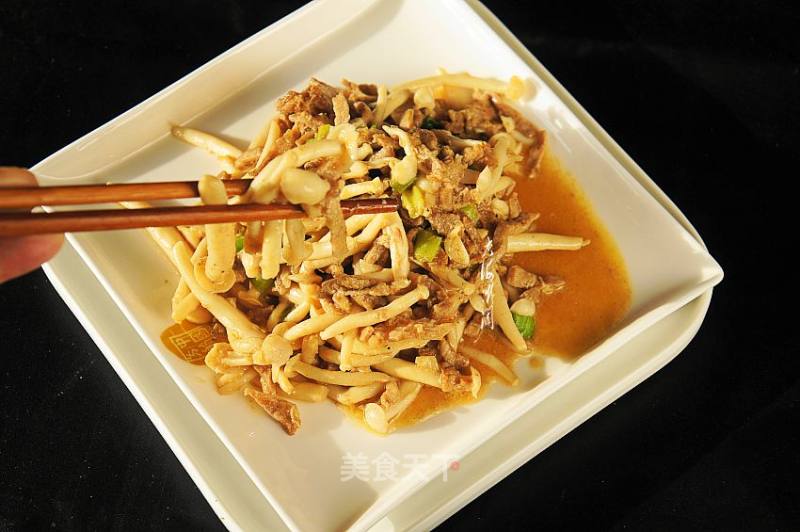 Stir-fried Lean Pork with White Jade Mushroom recipe