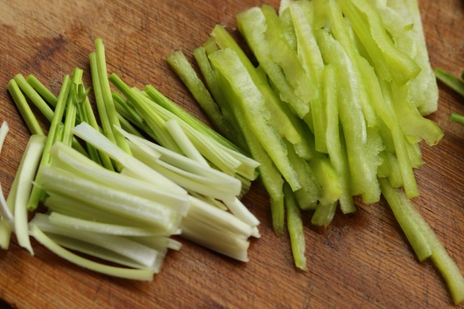 Stir-fried Loofah Skin with Green Pepper recipe