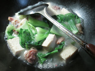 Boiled Frozen Tofu with Chicken Drumsticks in Green Vegetables recipe