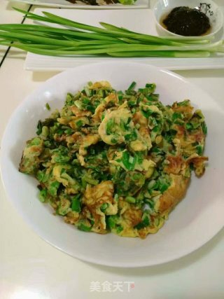 Scrambled Eggs with Garlic Sprouts on Flatbreads (scrambled Eggs with Garlic Sprouts Grown by Yourself) recipe