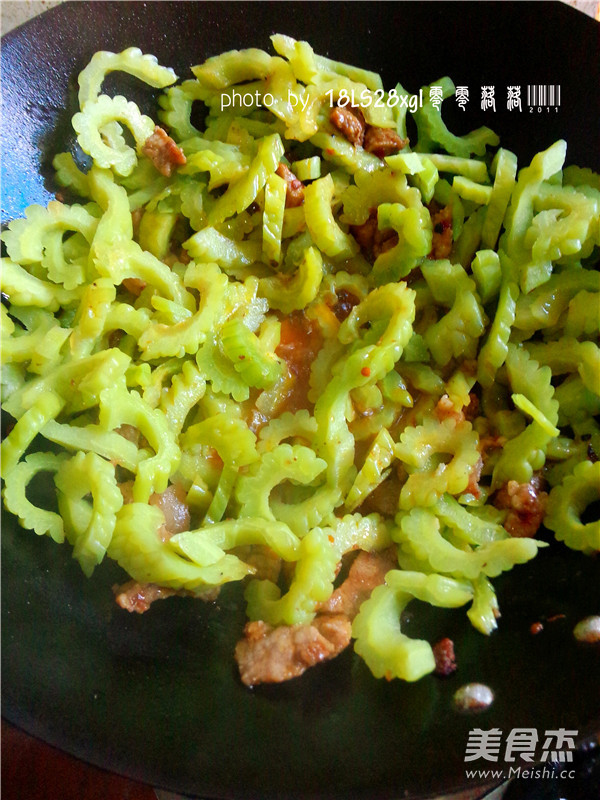 Spicy Stir-fried Bitter Gourd recipe