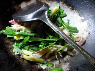 Stir-fried Bamboo Shoot Tips with Chives and Bacon recipe