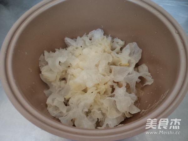 Horseshoe Longan and Tremella Soup recipe