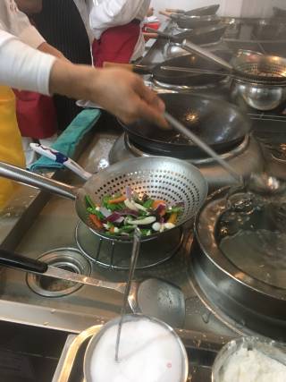 Stir-fried Beef with Onion, Fungus, Green Pepper recipe