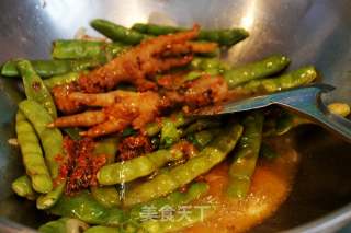 Stewed Pineapple and Chicken Feet with Beans recipe