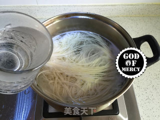 Delicious and Invincible Cold Noodles with Shrimp, Chopped Pepper and Cucumber recipe