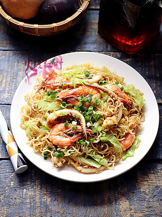 Stir-fried Rice Noodles with Seafood Curry