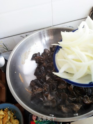 Fried Fungus with Eggs recipe
