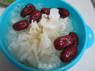 Cooling and Relieving Heat-lily White Fungus Soup recipe