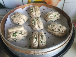 Scallion Brown Wheat Rolls recipe