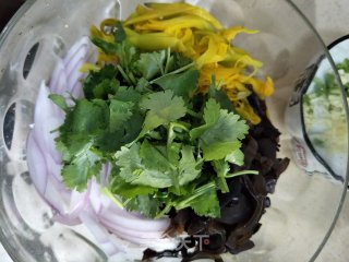 Fresh Yellow Flower Fungus Mixed with Vermicelli recipe