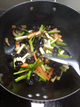 Fried Garlic Sprouts with Fungus recipe