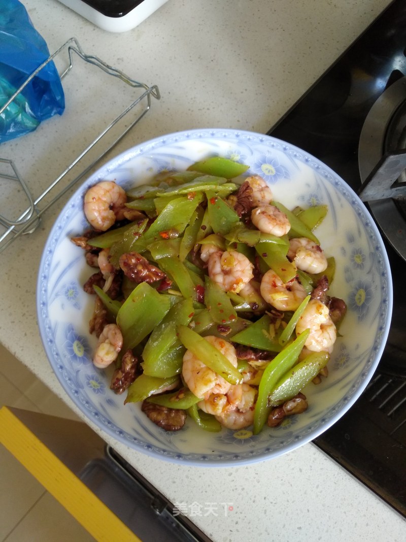 Fried Shrimp with Lettuce and Walnut recipe