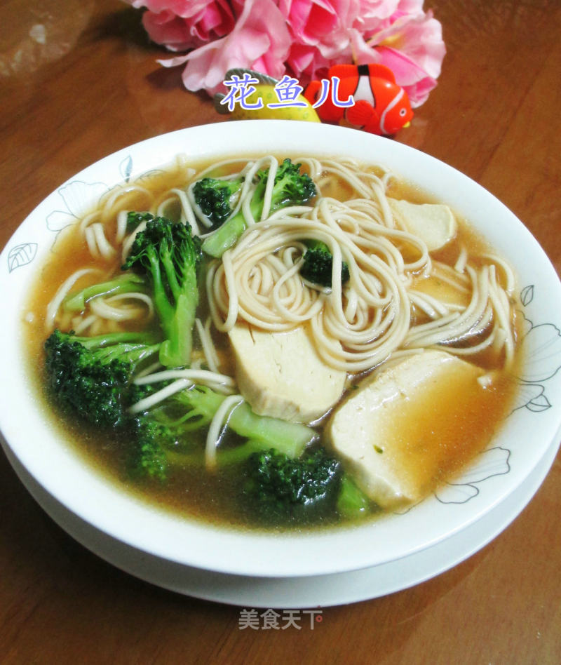 Broccoli Soba Noodles with Small Vegetarian Chicken