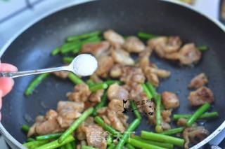 Stir-fried Chicken Thigh with Garlic Moss recipe