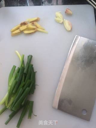 Stir-fried Pork Belly with Bean Skin and Fungus recipe