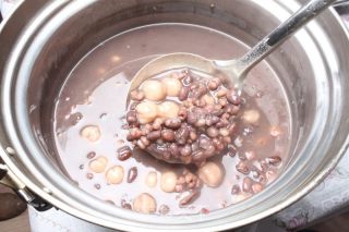 Red Beans and Barley Boiled Rice Cakes-the Chinese New Year is Almost Here, and Children Like to Drink It Very Much. recipe