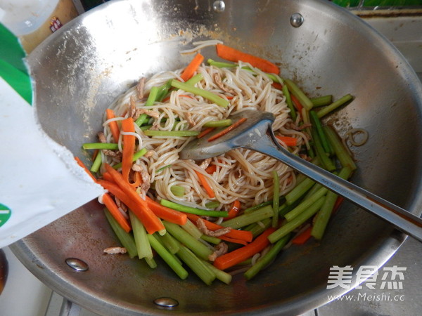 Stir-fried Rice Noodles with Shredded Pork recipe