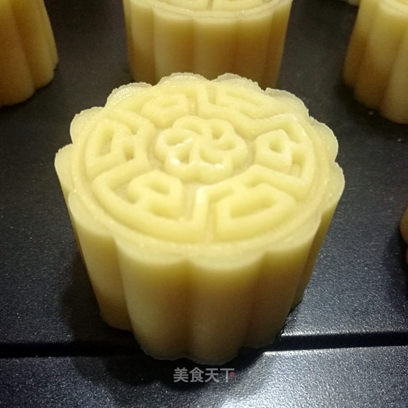 Cantonese-style Low-sugar Pure White Lotus Paste Egg Moon recipe