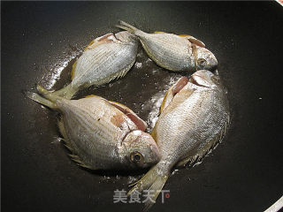 Fried Small Sea Fish with Lemon Juice recipe