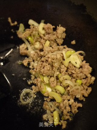 Stir-fried Pork Bumps with Toon Carrots and Diced Potatoes recipe