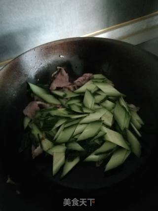 Fried Pork with Cucumber Slices recipe