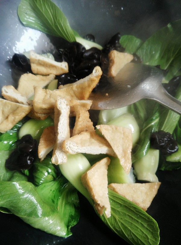 Shanghai Green Fungus Braised Tofu with Oil recipe