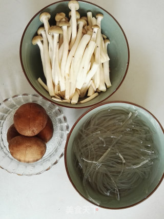 Braised Pork Ribs with Crab Mushroom Vermicelli recipe