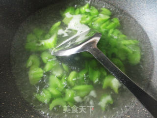 Stir-fried Celery with Crispy Cashew Nuts recipe