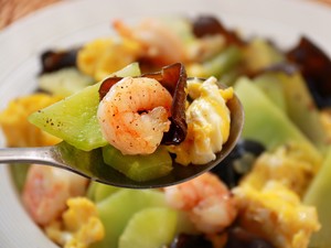 Healthy Low-calorie Home Cooking——scrambled Eggs with Shrimps, Lettuce, Fungus [panasonic Split Rice Cooker] recipe