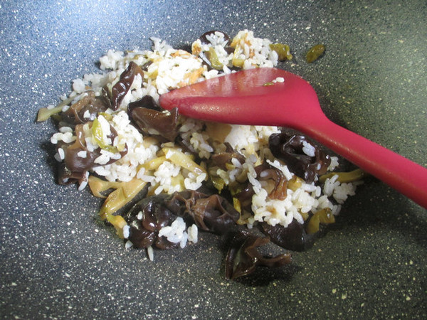 Fried Rice with Black Fungus and Shredded Mustard recipe