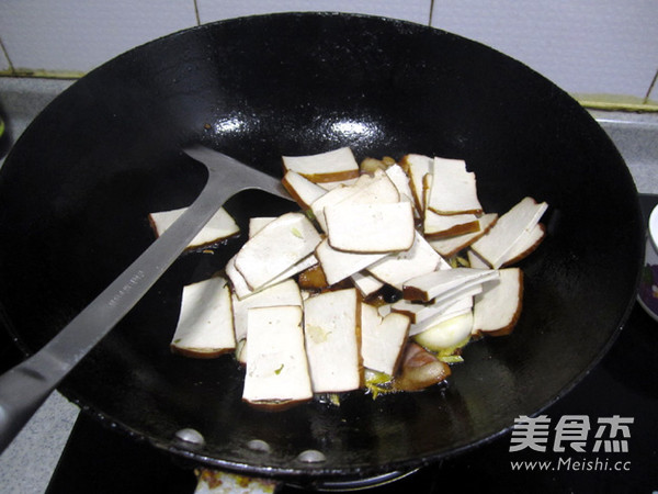 Stir-fried Bacon with Pepper and Smoked Dry recipe