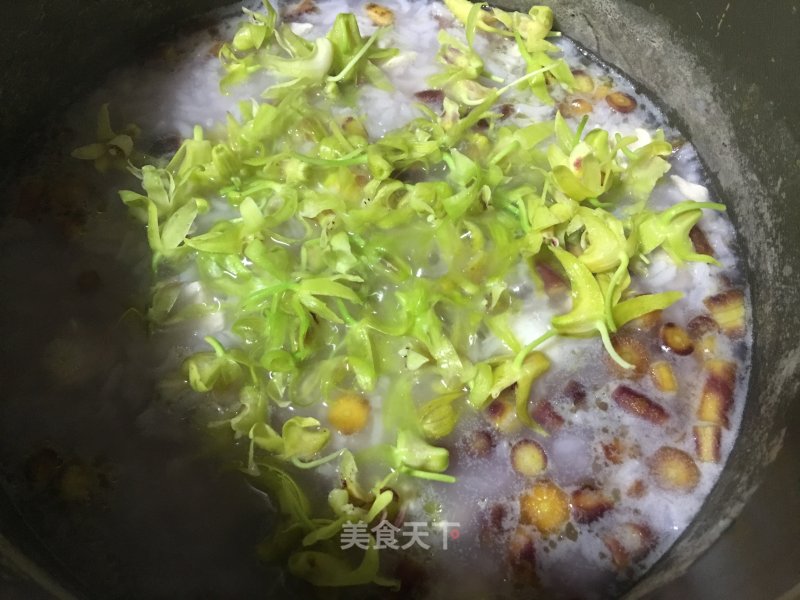 Chicken Congee with Dendrobium Flowers and Purple Radish