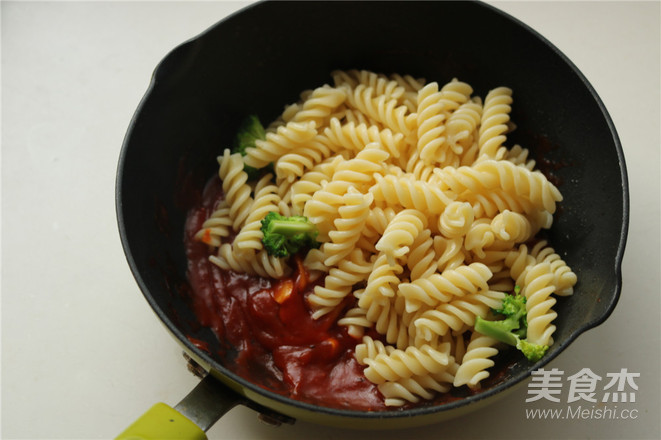Spaghetti with Tomatoes and Basil recipe