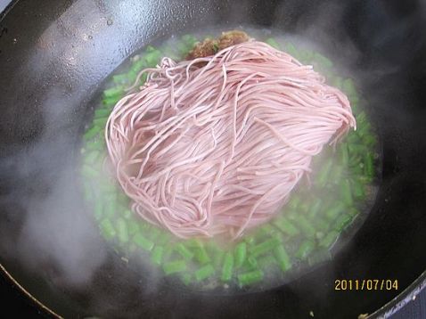 Braised Noodles with Cowpea Ribs recipe