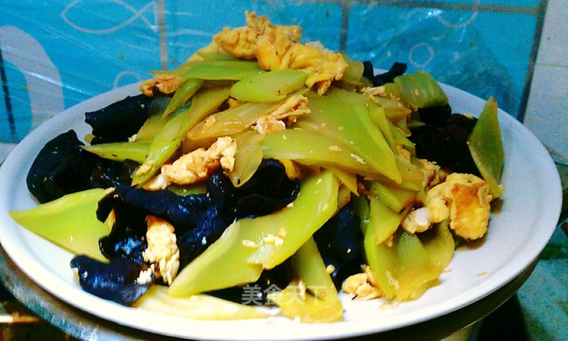 Fresh and Small Fried---scrambled Eggs with Lettuce and Fungus recipe