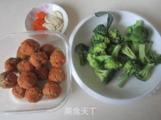Stir-fried Carrot Balls with Broccoli recipe