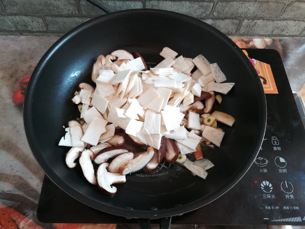 Fried Double Mushrooms with Jinhua Ham recipe