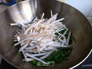 Fried Pleurotus Eryngii with Leek Stalks recipe