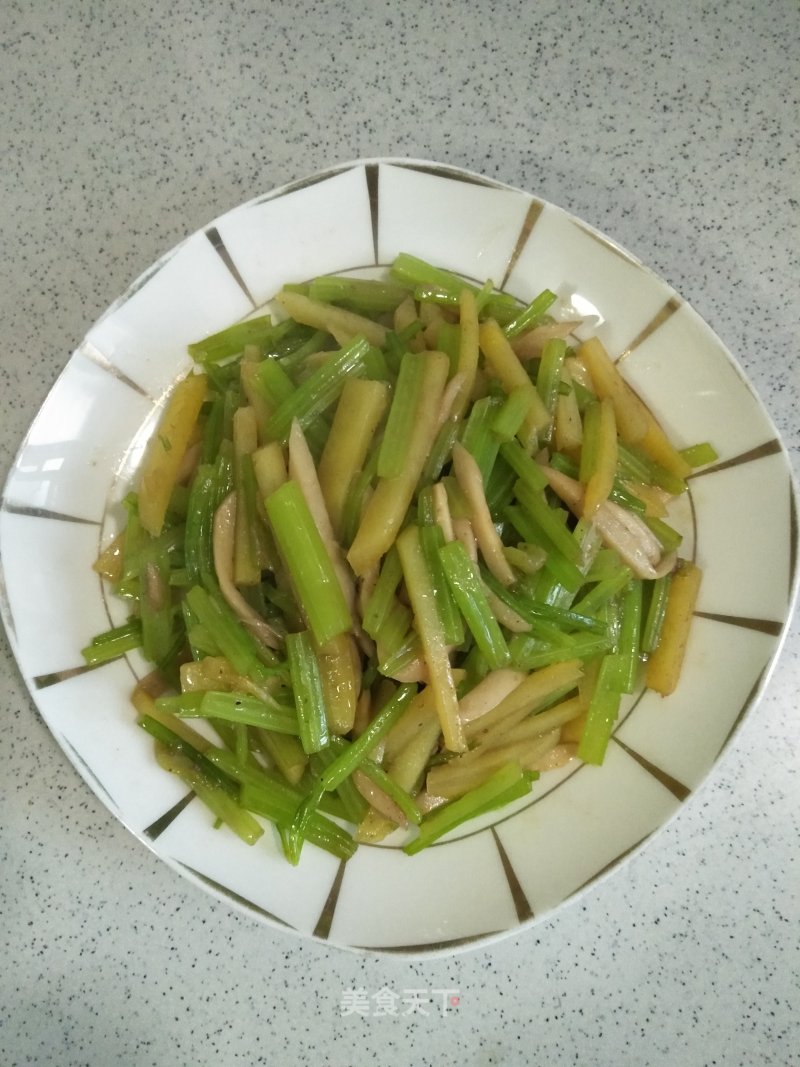Stir-fried Shredded Potatoes with Celery recipe